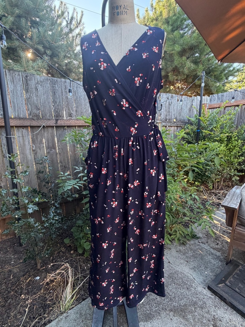 Kaileigh Jumpsuit Floral Size Large V-Neck